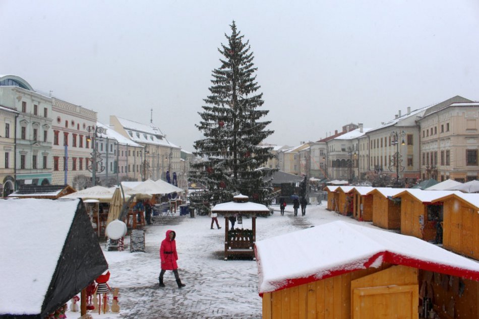 V OBRAZOCH: Bystrické vianočné trhy sa rozrástli o ďalšie stánky