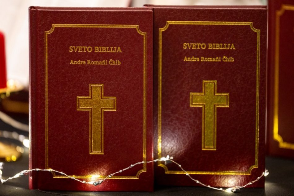 Objektívom: Rómska Biblia je na svete, uviedli ju v Sabinove