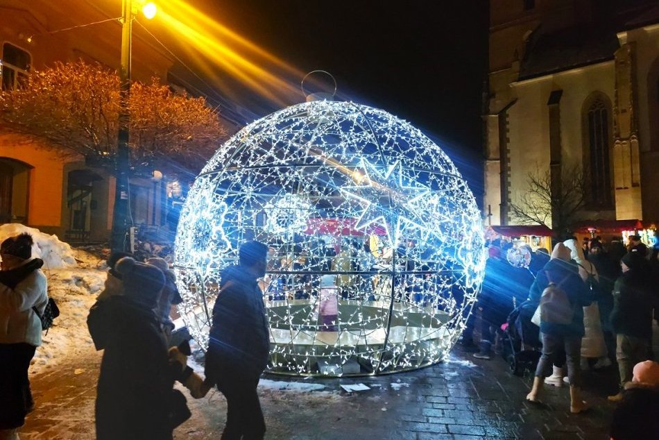 Objektívom: Prešovčanov zaujala na trhoch nová vianočná gigantická ozdoba