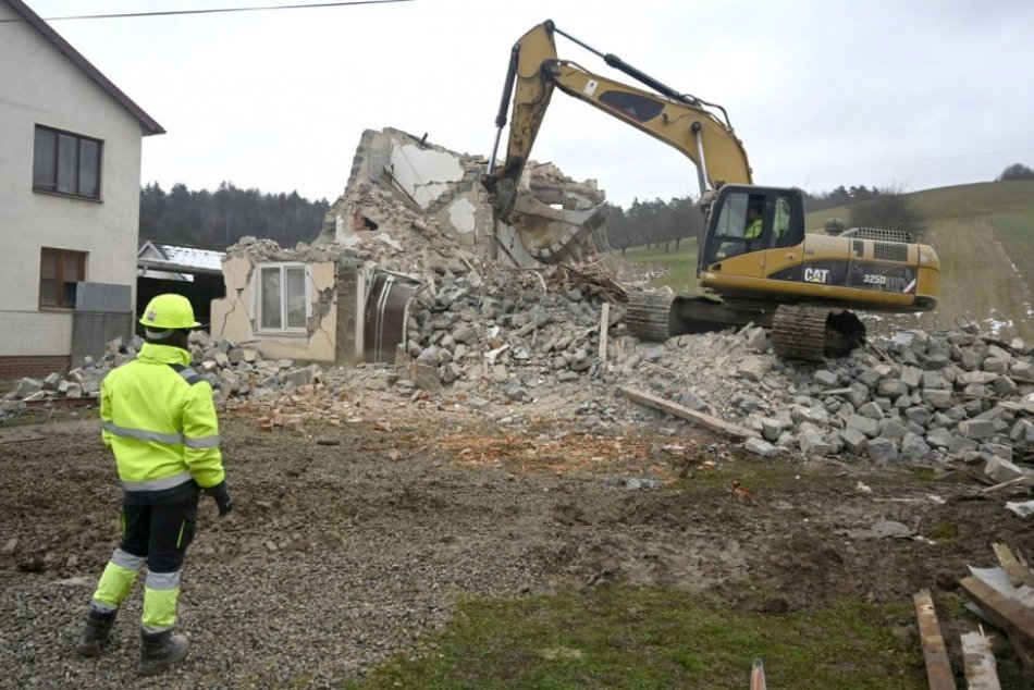 Objektívom: V Baškovciach museli po zemetrasení zbúrať dom