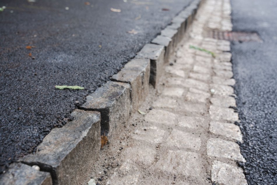 Nový asfalt aj chodníky: Mesto dokončilo prerábku Kasalovej ulice v Nitre