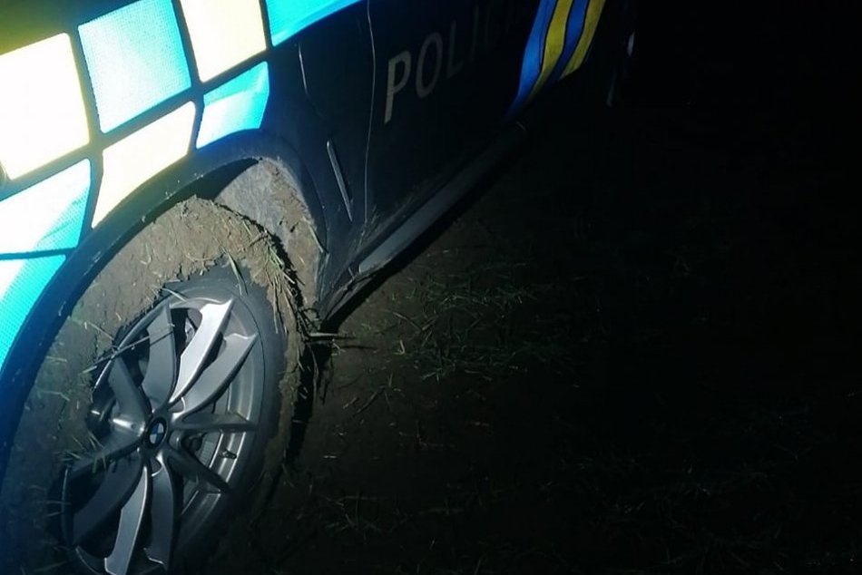Divoká policajná naháňačka: Vodič sa dal na útek, s autom skončil v poli