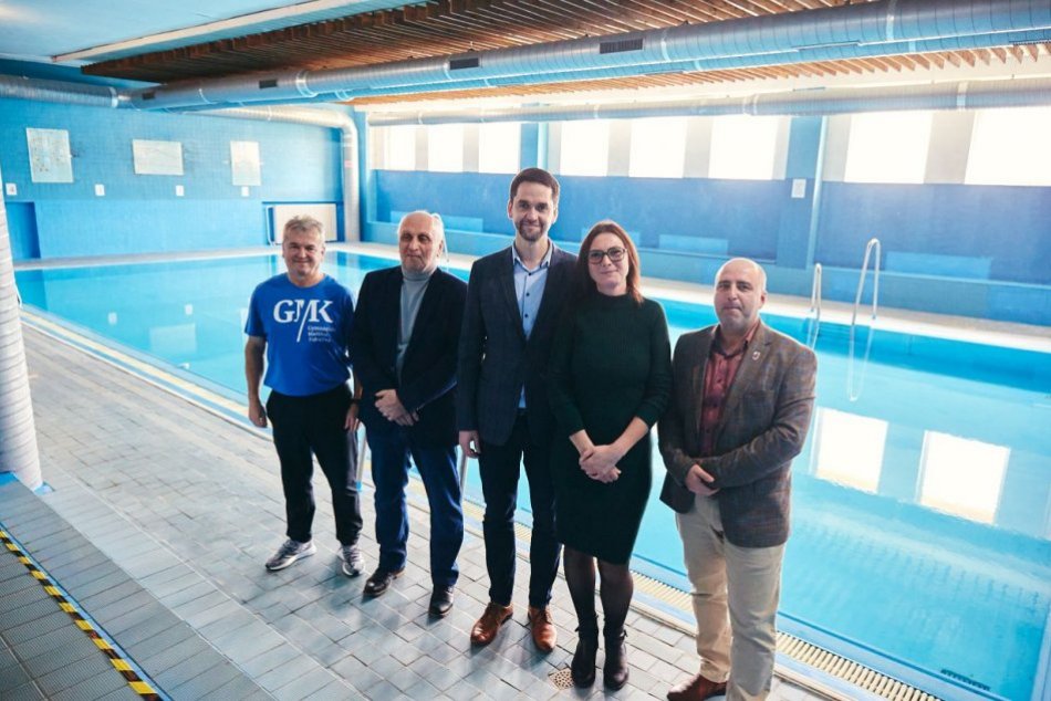 V OBRAZOCH: Kraj sprístupnil bazén v revúckom gymnáziu aj pre verejnosť