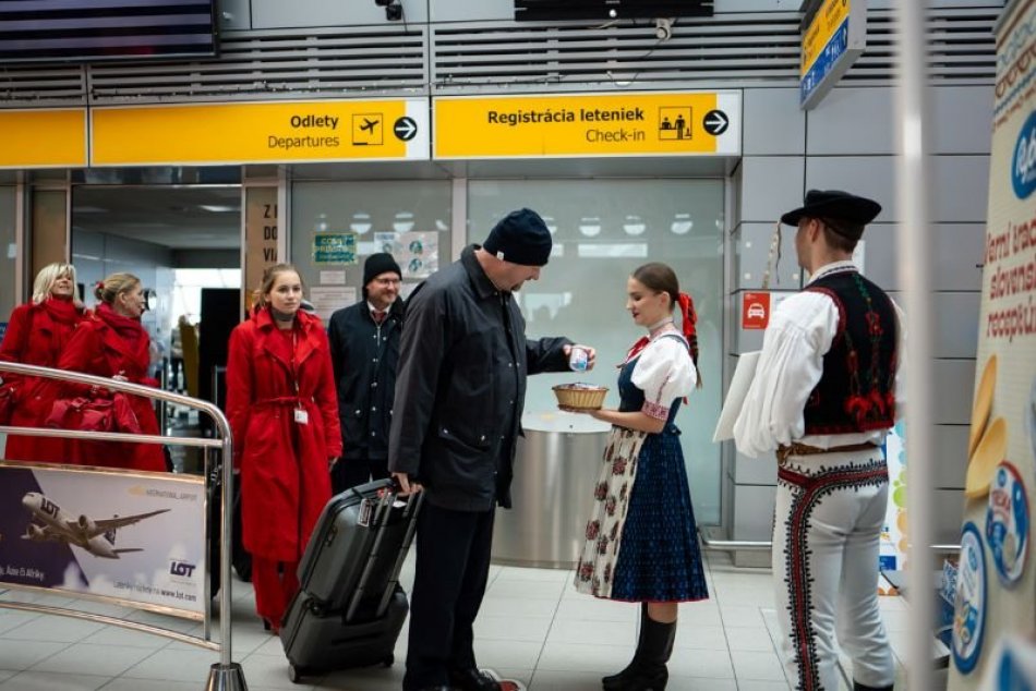 Slovákov na letisku vítali treskou s rožkami