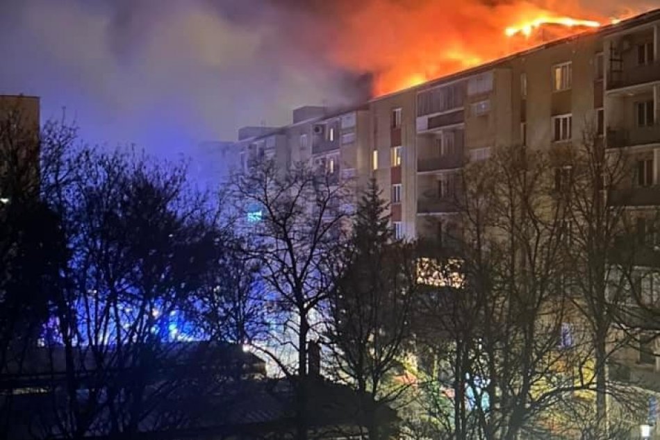 Novoročný požiar strechy bytovky v Ružinove