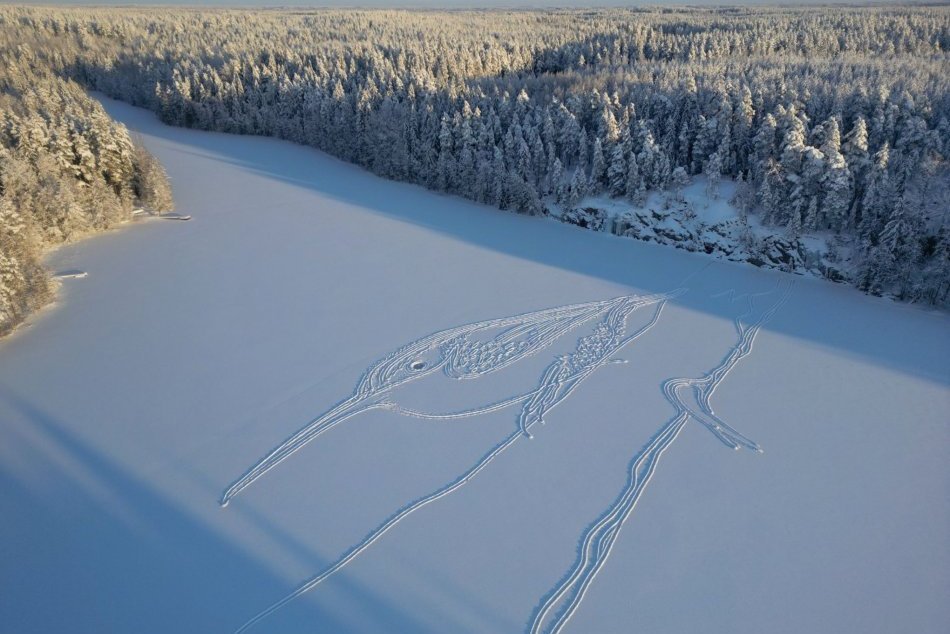 Umelec vytvára v snehu nádherné obrazy
