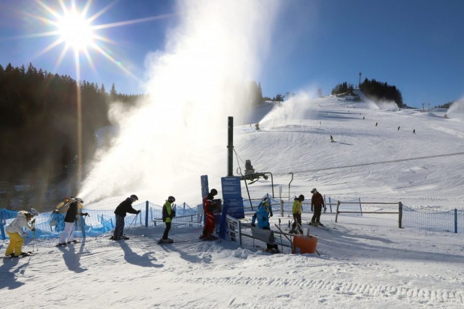 V OBRAZOCH: Zasnežovanie v lyžiarskom stredisku Záhradište na Donovaloch