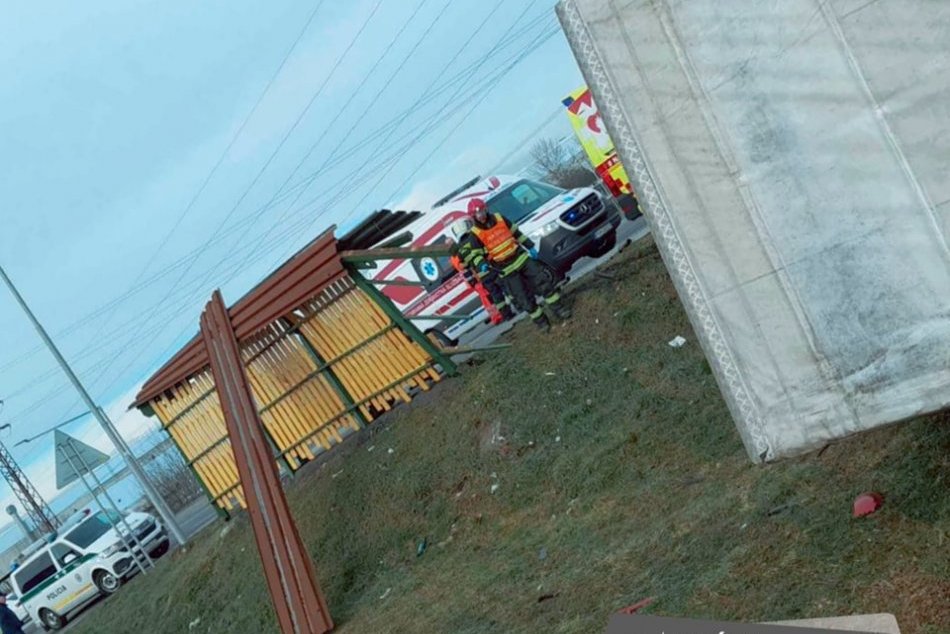 V OBRAZOCH: Vodič nákladiaku pri nehode zdemoloval zastávku