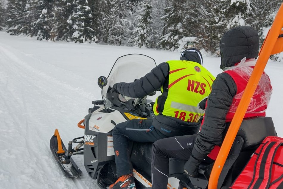 V OBRAZOCH: Horskí záchranári zachraňovali zranených bežkárov aj skialpinistku