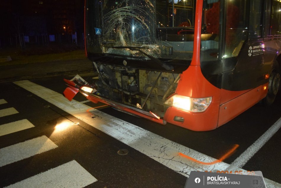 V Bratislave došlo k zrážke autobusu MHD s chodcom