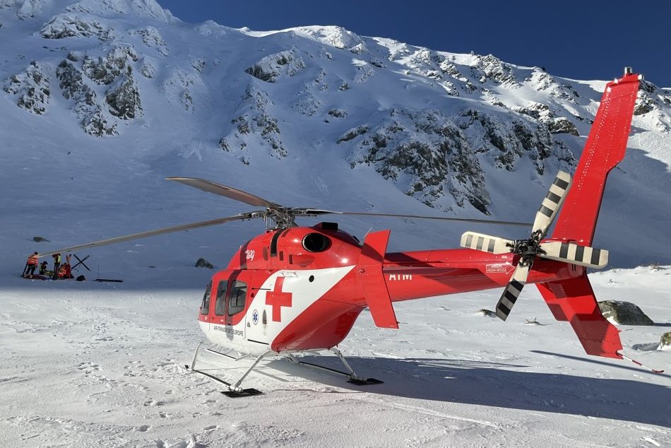 Leteckí záchranári ratovali zraneného lyžiara