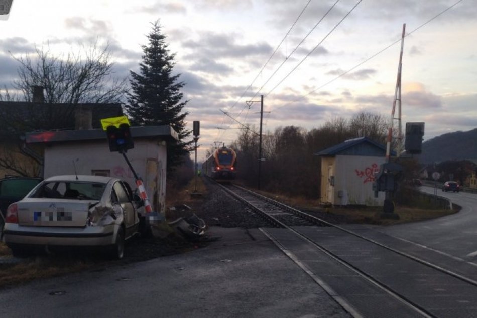 Objektívom: Desivo vyzerajúca nehoda auta s vlakom