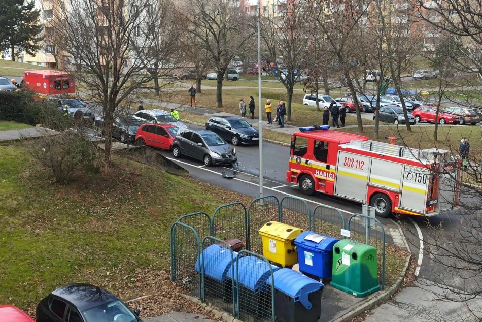 Na Klokočine zasahovali hasiči aj polícia: Vodička narazila do zaparkovaných áut