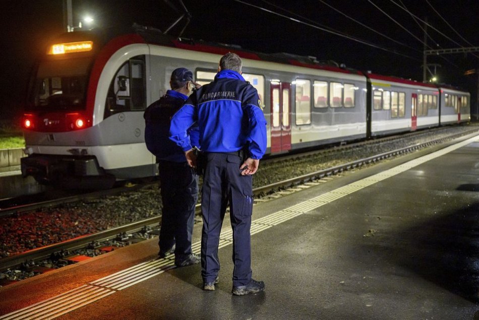 Ozbrojený muž držal cestujúcich vo vlaku ako rukojemníkov