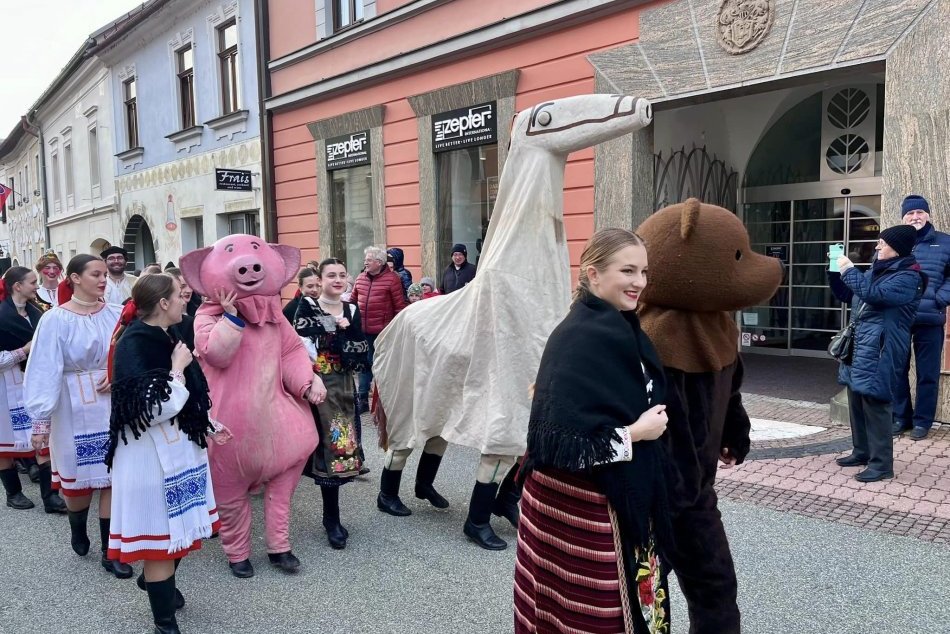 V OBRAZOCH: Centrom Bystrice viedol fašiangový sprievod v maskách