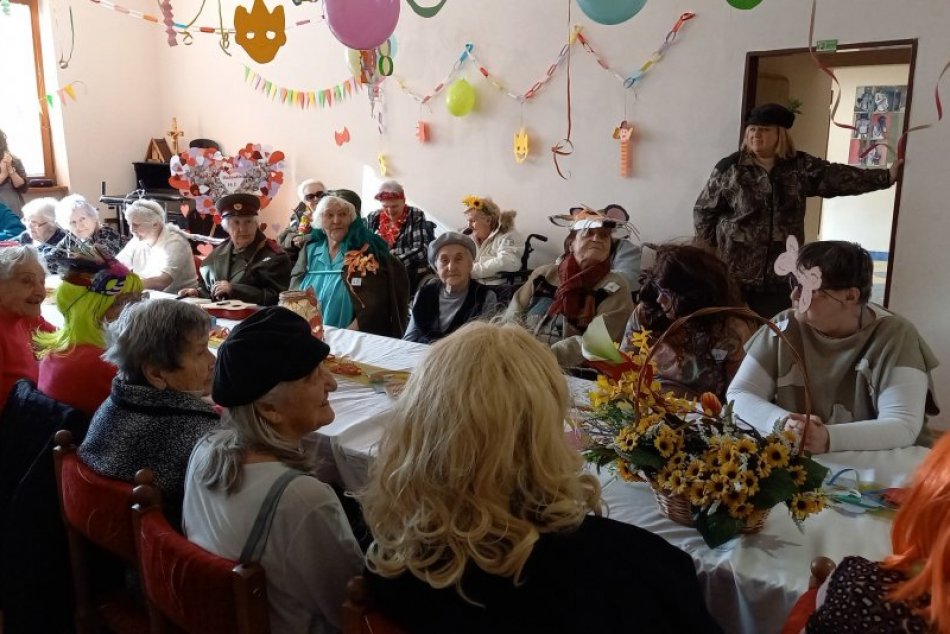 V OBRAZOCH: Na fašiangovom karnevale sa bavili seniori v maskách