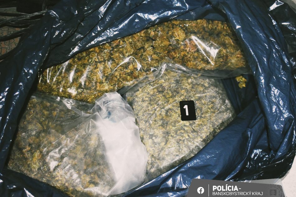 V OBRAZOCH: Lučeneckí kriminalisti zaistili 5 kg marihuany