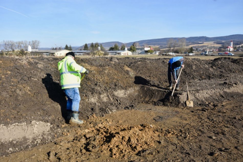 V OBRAZOCH: V budúcom priemyselnom parku našli archeológovia praveké osídlenie