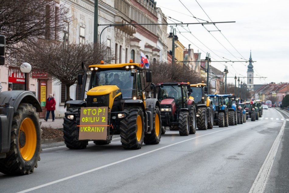 Objektívom: Protest farmárov na traktoroch v uliciach Prešova
