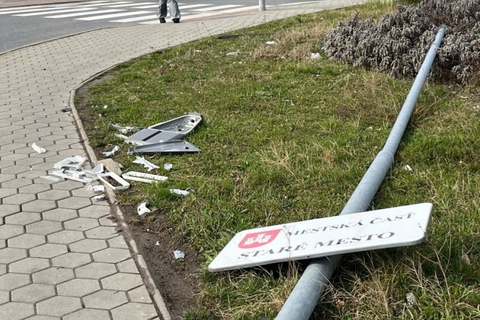 Zničený stĺp a dopravná značka v Bratislave