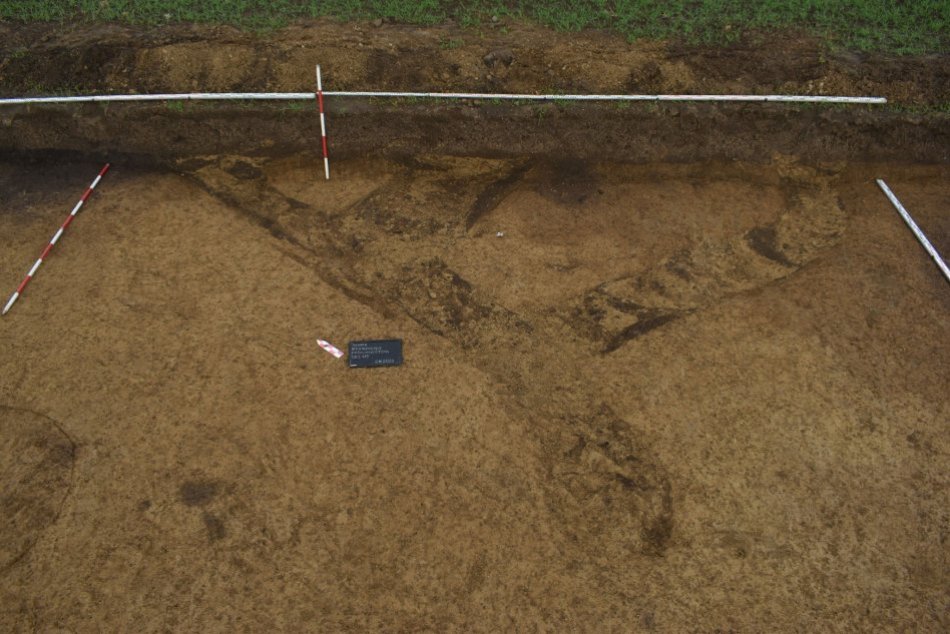 Archeológovia našli v plytkom hrobe telo vojaka z druhej svetovej vojny