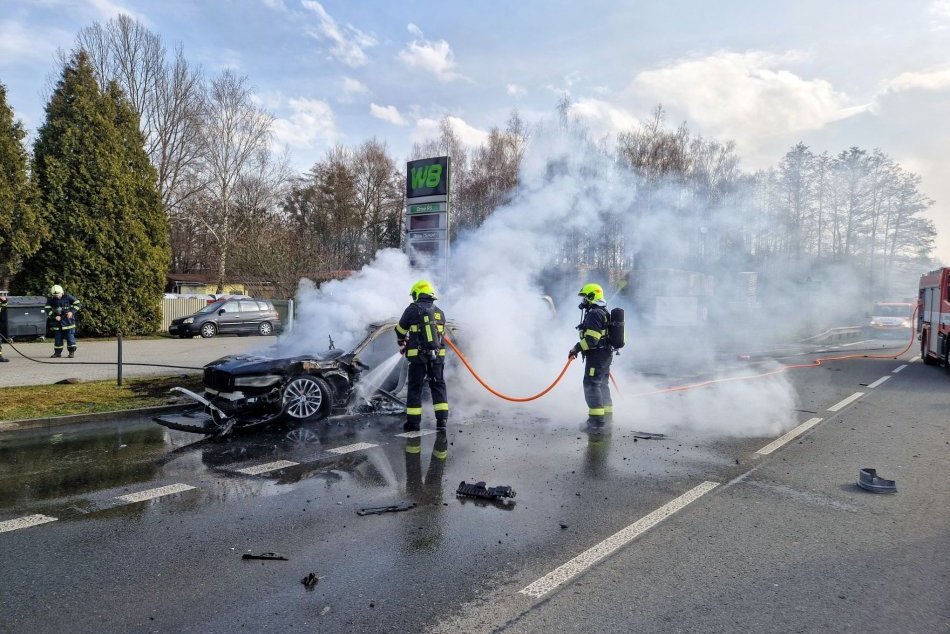 Policajné BMW po nehode pohltili plamene