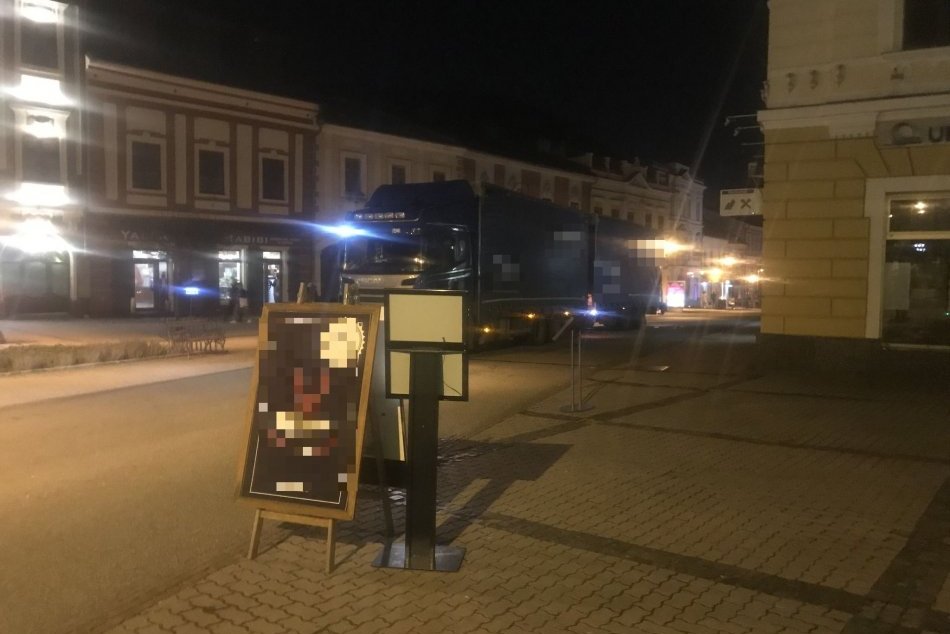 V OBRAZOCH: Na pešiu zónu v Banskej Bystrici sa vybral kamión