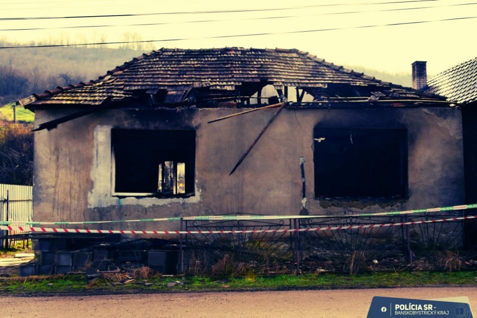 V OBRAZOCH: Polícia vyšetruje požiar rodinného domu