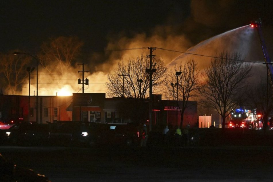 Požiar a výbuchy na predmestí na severe Detroitu