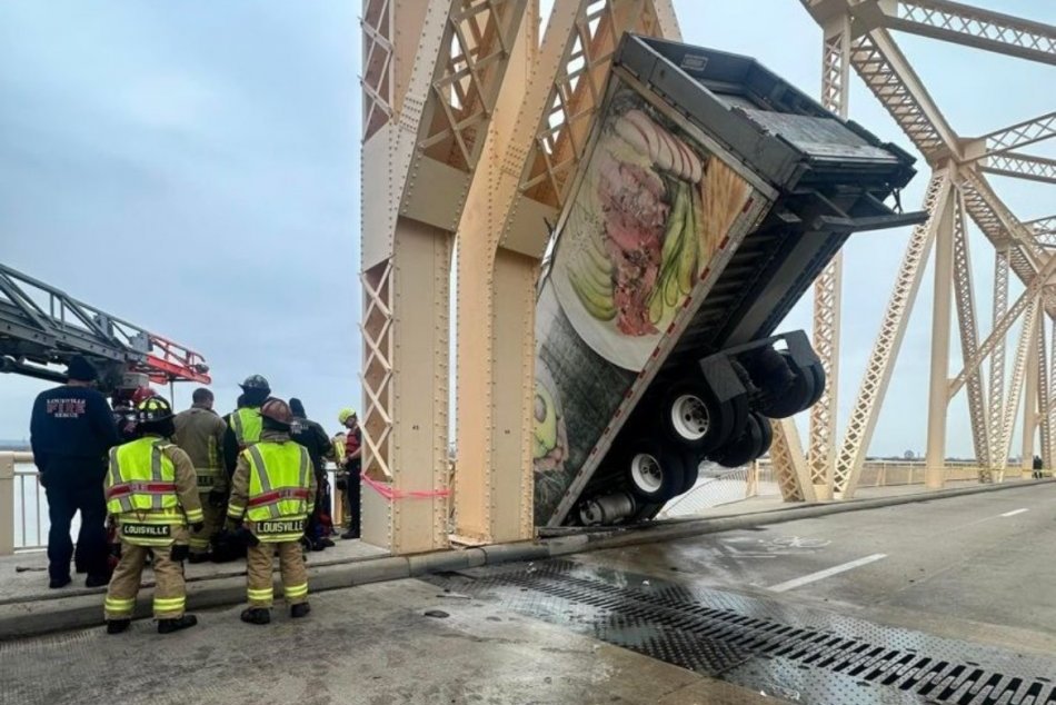 Kamión prerazil zábradlie mosta