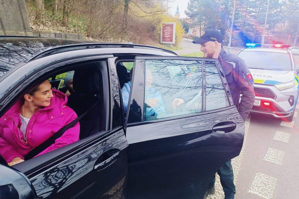V OBRAZOCH: Bystrickí policajti rozdávali ženám za volantom kvety