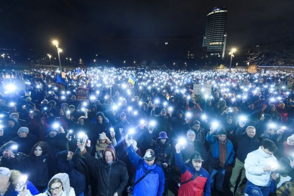Bratislava protivládny protest Zastavme Súmrak