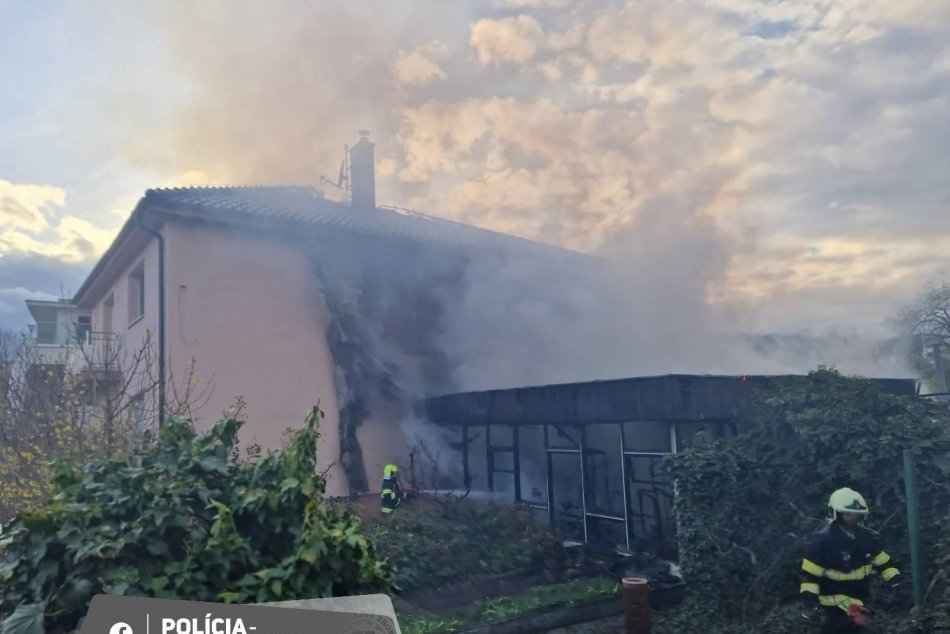 Požiar dielne a rodinného domu v Pezinku