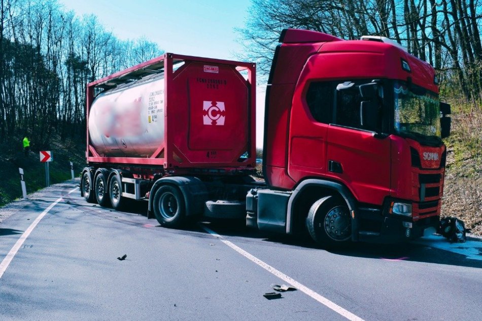 V OBRAZOCH: Tragická nehoda auta s kamiónom na juhu Slovenska