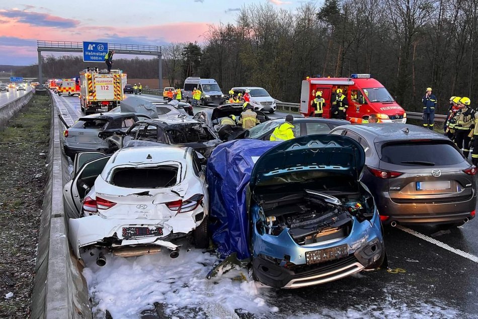 Na diaľnici v Nemecku sa zrazilo 40 áut