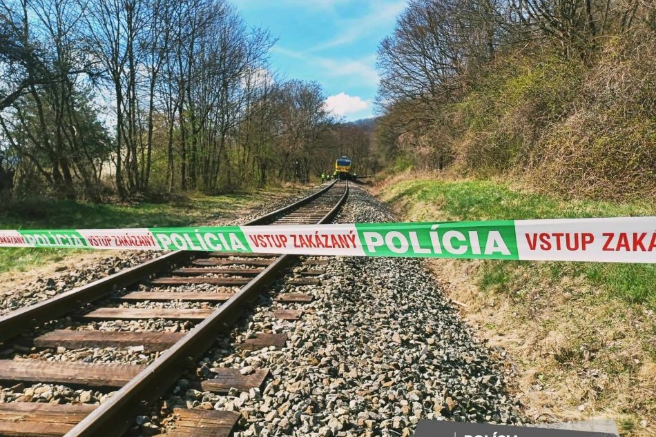 V OBRAZOCH: Zrážku na železničnom priecestí neprežili dvaja ľudia