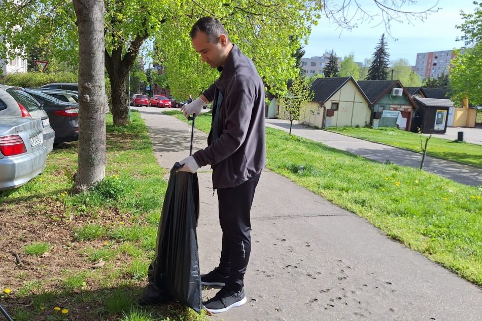 Dobrovoľníci vyčistili okolie centra na Klokočine: Odpadom zaplnili 15 VRIEC