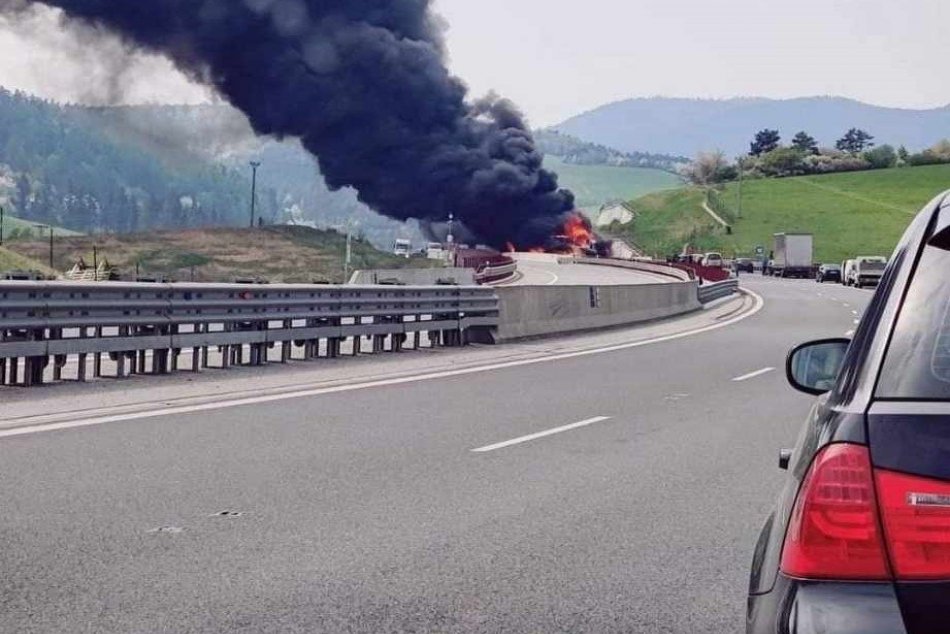 Nehoda a požiar nákladných áut si vyžiadala uzatvorenie diaľnice