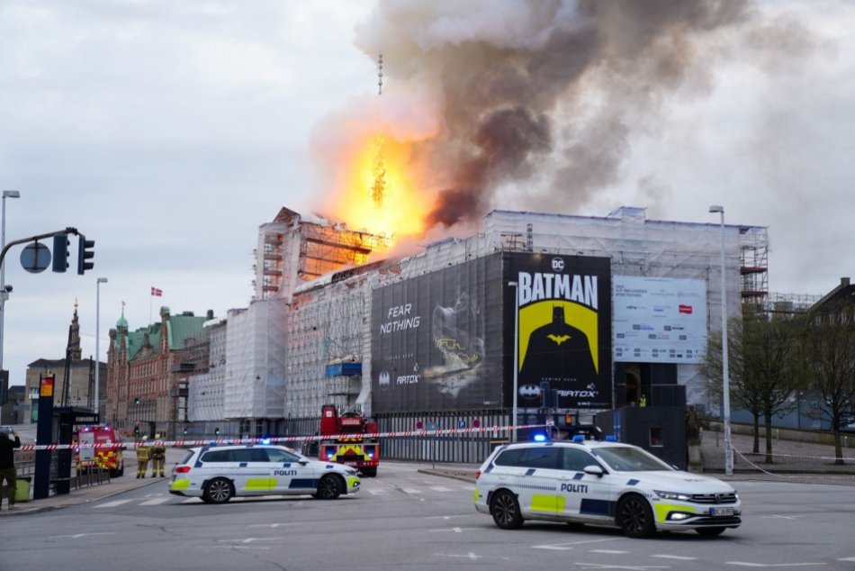 Obrovský požiar historickej budovy burzy v Kodani