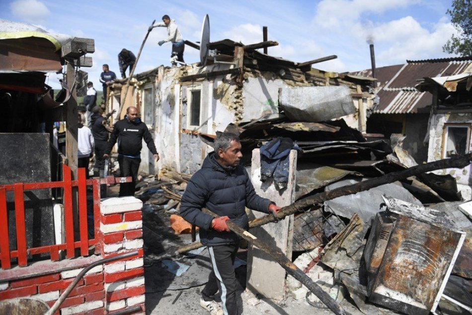 Po požiari si rómovia vypratávajú obydlia