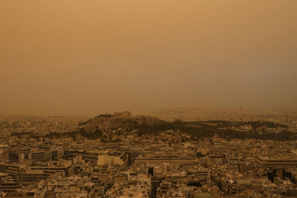 Saharský prach zafarbil grécku oblohu na oranžovo