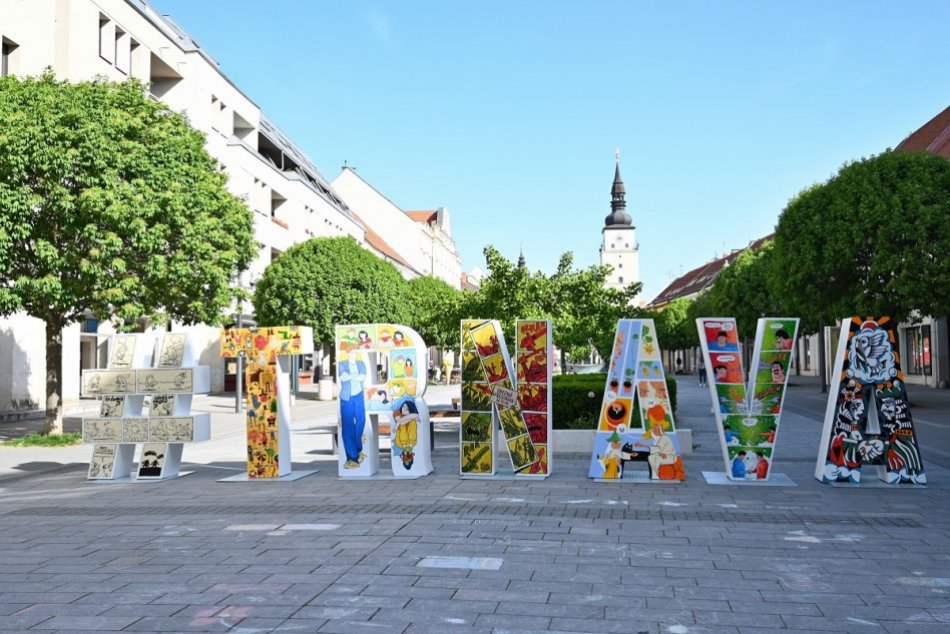 Pešiu zónu zdobí nový hešteg #TRNAVA: Autormi sú komiksoví výtvarníci