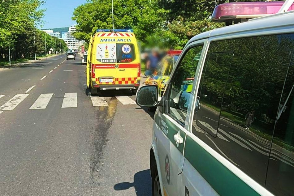 Auto zrazilo dievča priamo na priechode