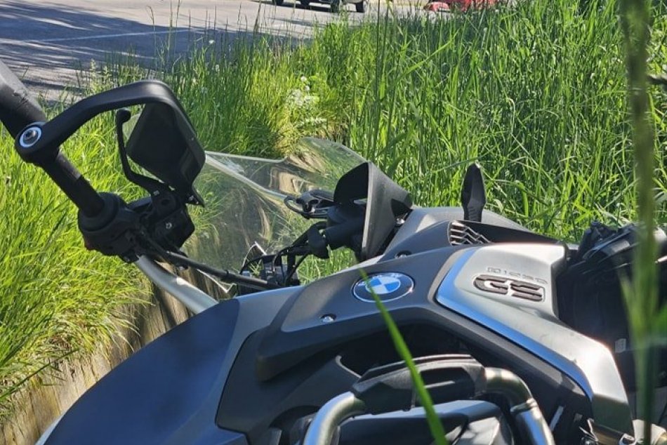 V OBRAZOCH: Zrážka auta s motocyklom v Sebechleboch