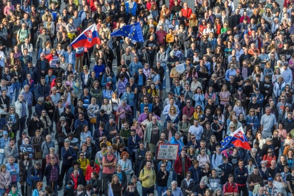 Protivládny protest na podporu RTVS