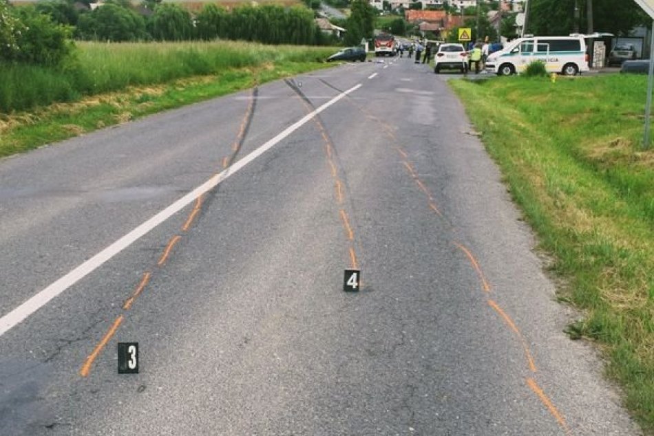 V OBRAZOCH: Pri vážnej nehode sa ťažko zranili vodič aj spolujazdkyňa