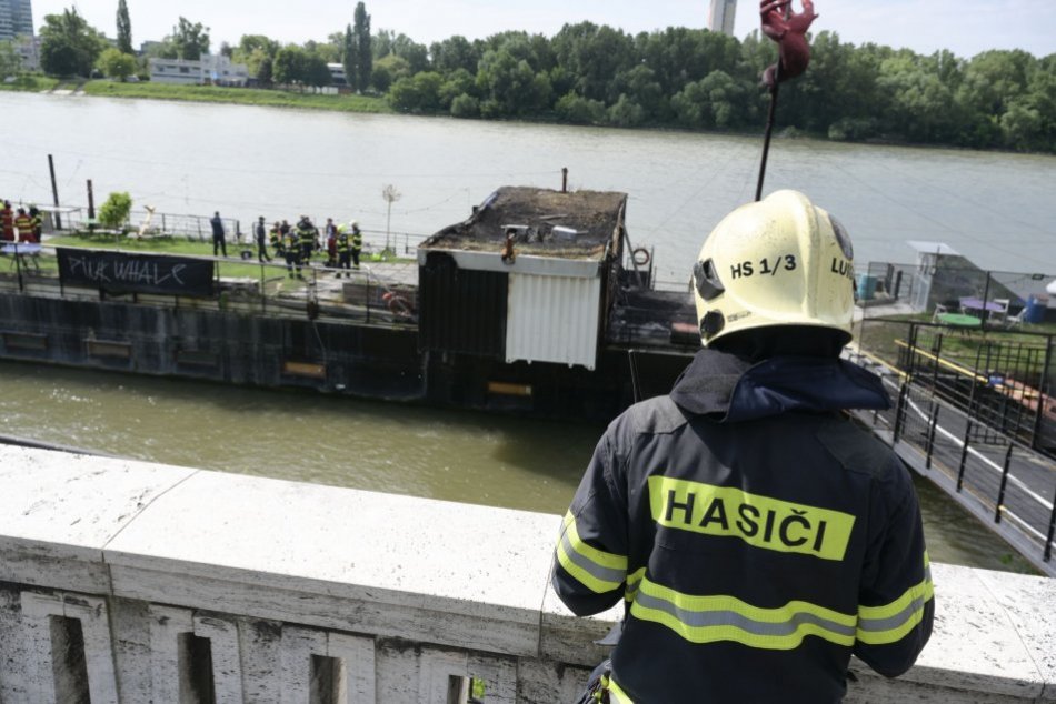 Požiar podniku na Dunaji v Bratislave