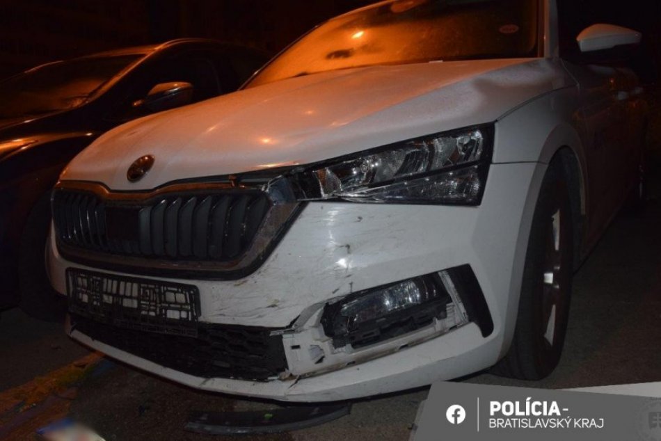 Opití vodiči zdemolovali v Petržalke niekoľko áut