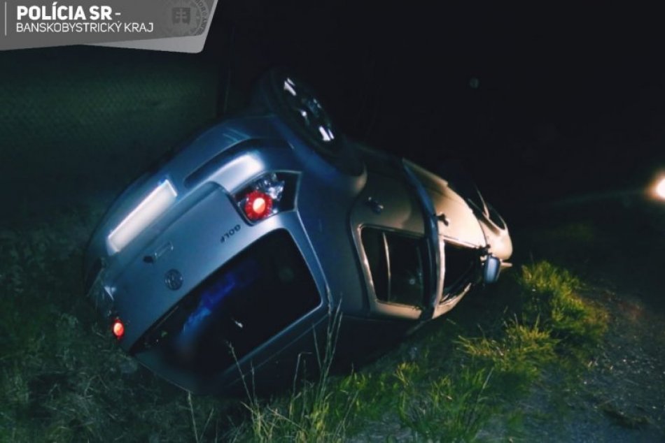 V OBRAZOCH: Opitý vodič skončil po nehode v obci v priekope