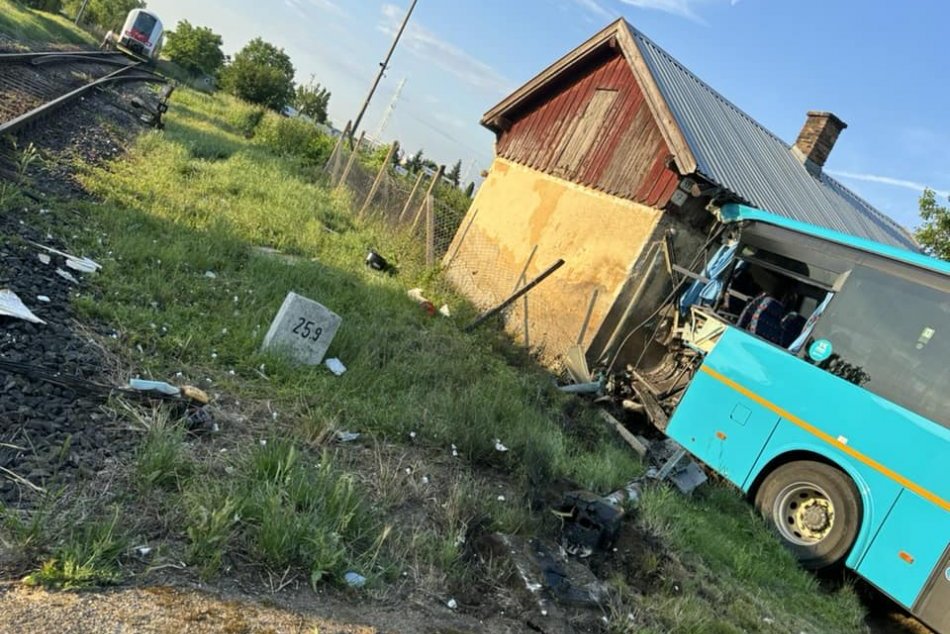 Zrážka vlaku s autobusom pri Nitre